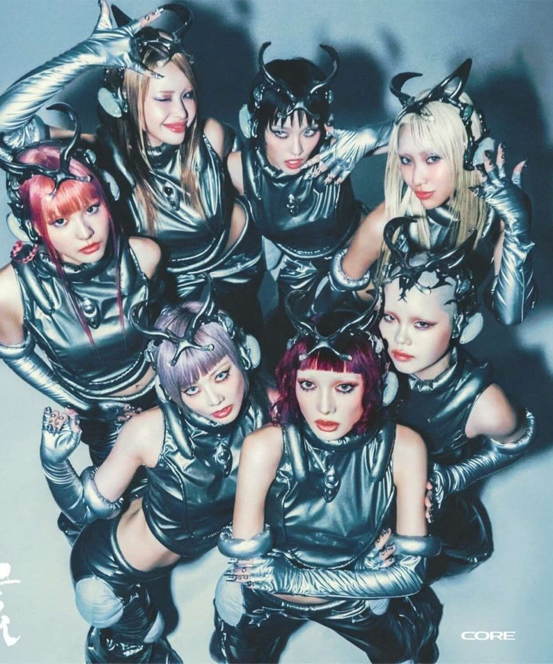 XG 1ST FULL ALBUM 'THE CORE - 核' Regular ver. - Album Kpop : groupe XG en tenues argentées sur fond bleu