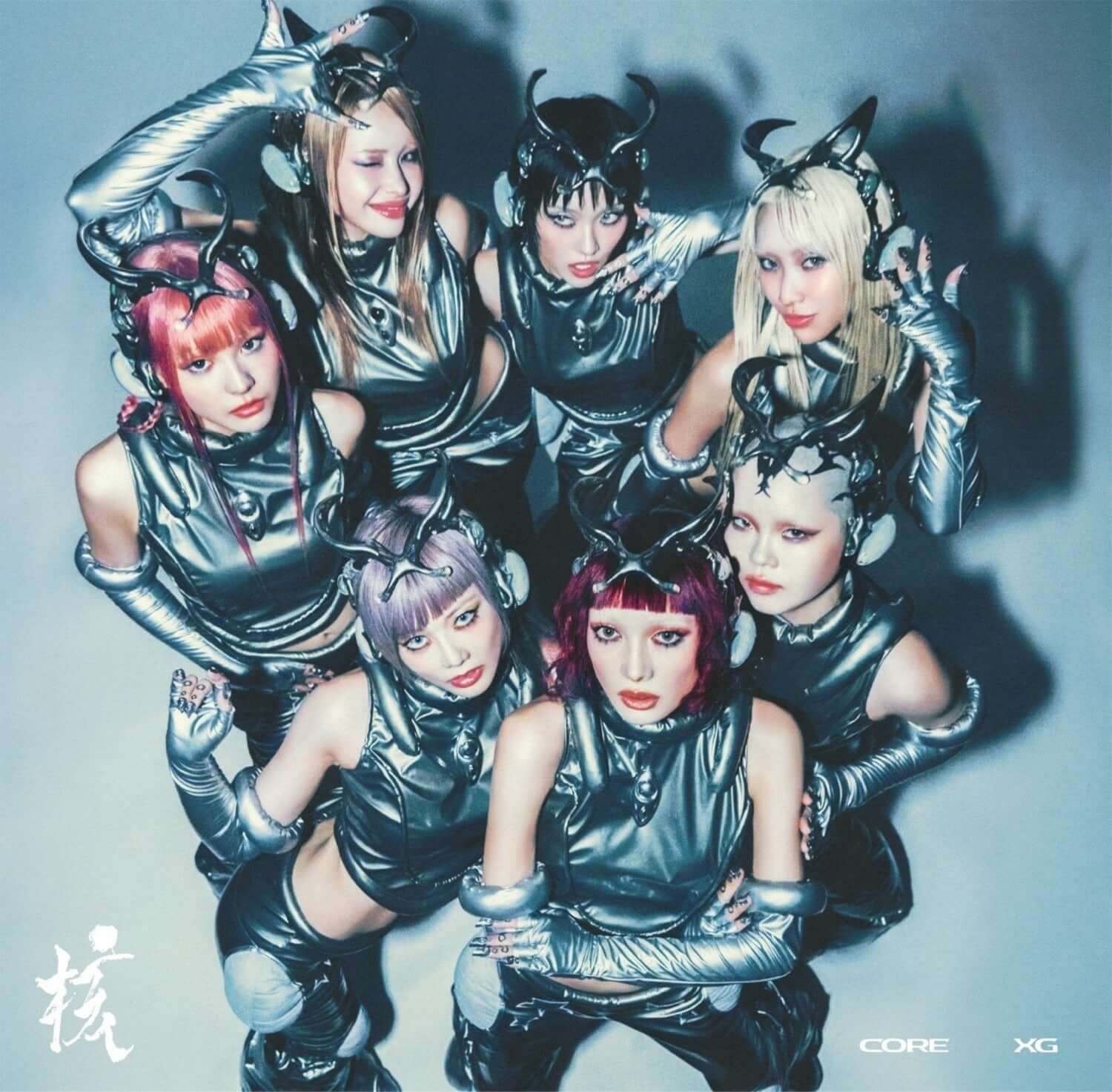 XG 1ST FULL ALBUM 'THE CORE - 核' Regular ver. - Album Kpop : groupe XG en tenues argentées sur fond bleu