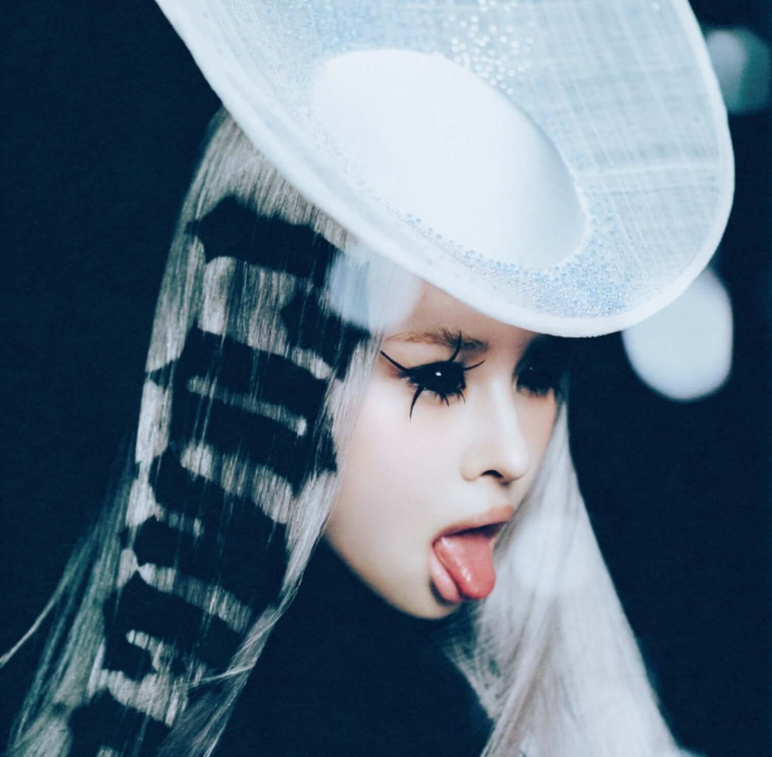XG - 核‘ (Solo ver. HARVEY) - Album Kpop : photo stylée d’HARVEY en chapeau blanc, concept urbain et mode visuelle.