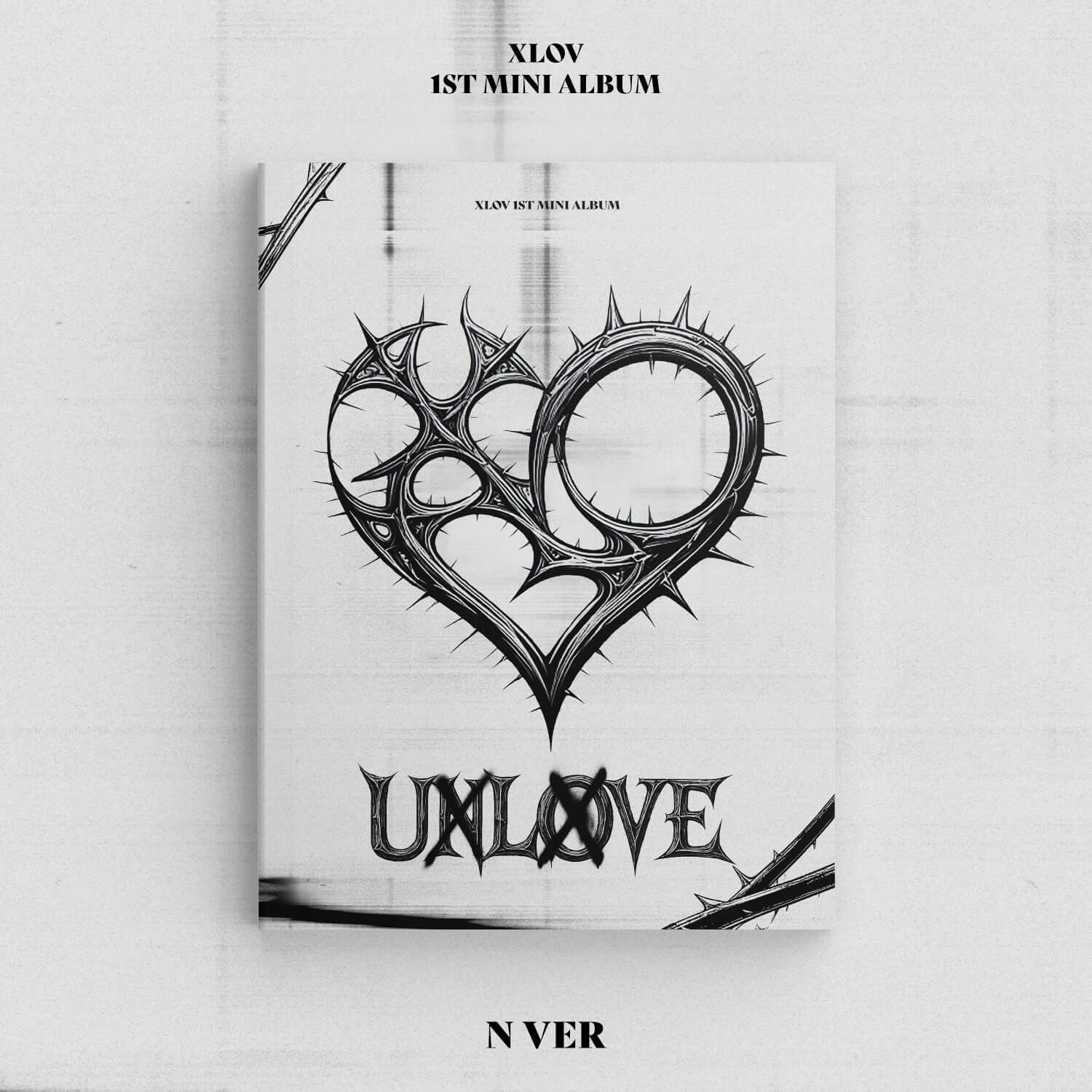 XLOV - 1ST MINI ALBUM [UXLXVE] (N VER.) - Album Kpop, pochette monochrome stylisée avec cœur et titre UXLOVE.