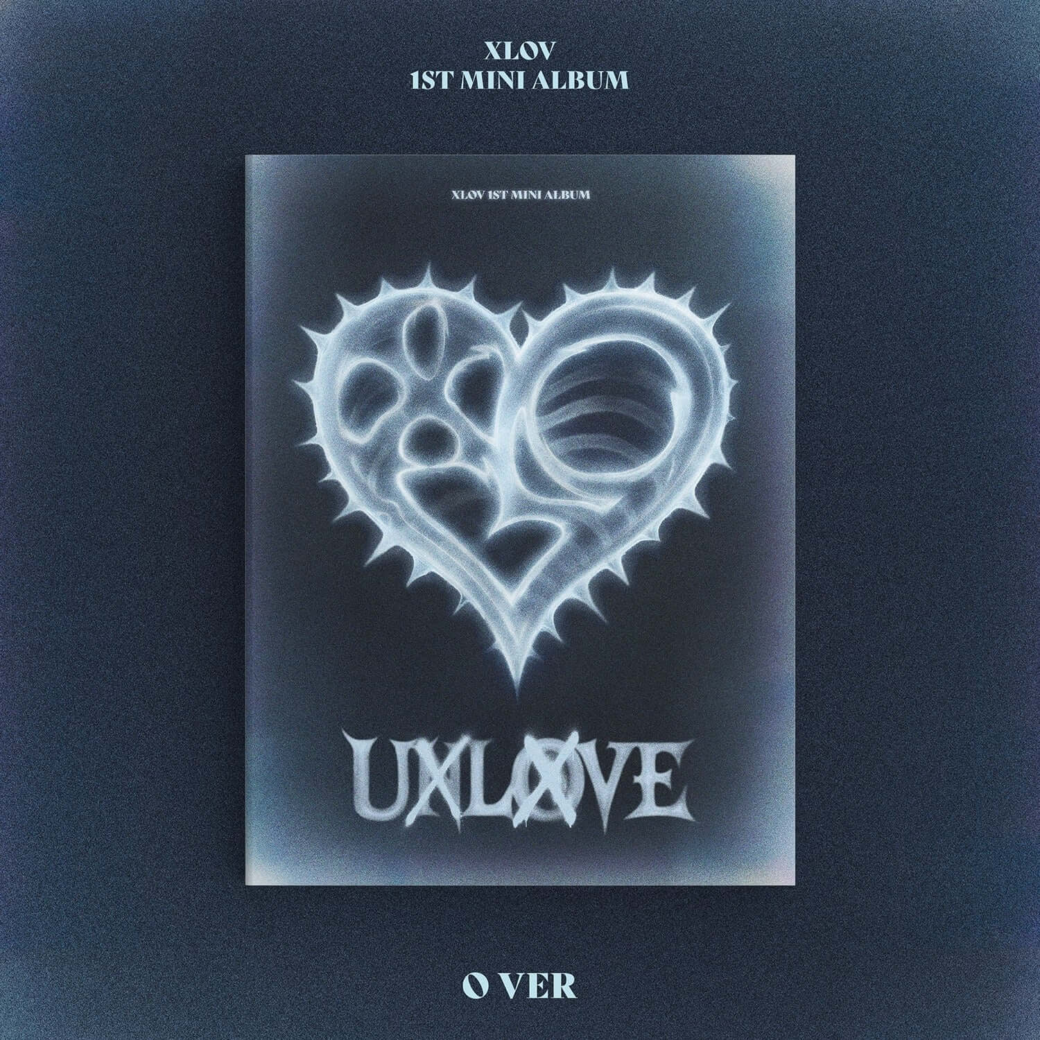 XLOV - 1ST MINI ALBUM [UXLXVE] (O VER.) - Album Kpop, pochette cœur bleu sur fond sombre, visuel officiel