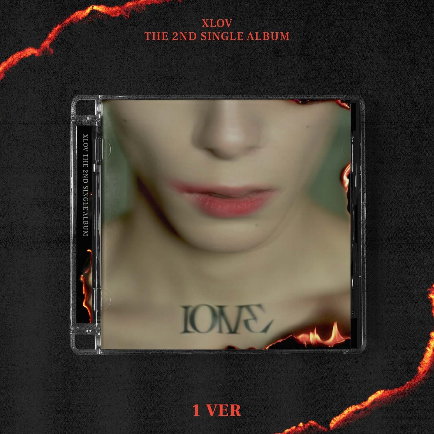 XLOV - 2nd Single [I ONE] (1(ONE) VER.) - Album Kpop : visuel du coffret avec photo du groupe, fond noir et éclats orange.