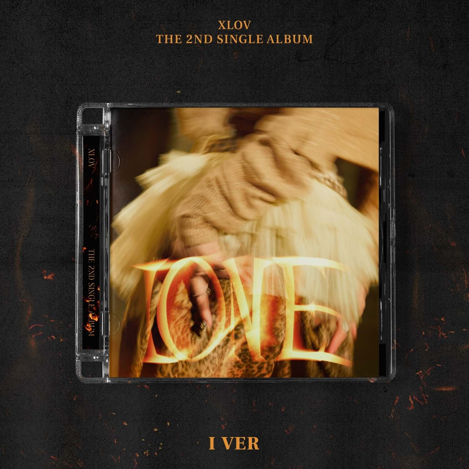 XLOV - 2nd Single [I ONE] (I VER.) - Album Kpop : pochette noire avec visuel doré, disque en boîtier, marque XLOV.