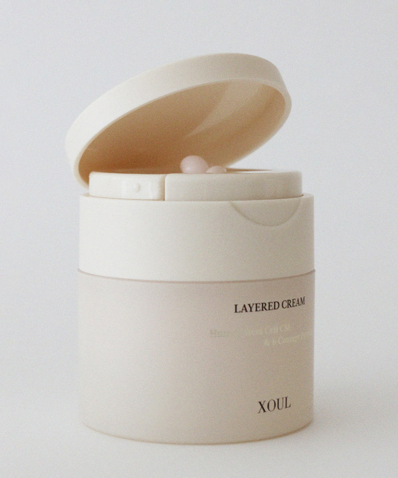 Crème XOUL Layered 50g, pot ouvert révélant sa texture luxueuse, soin hydratant quotidien en pot élégant.