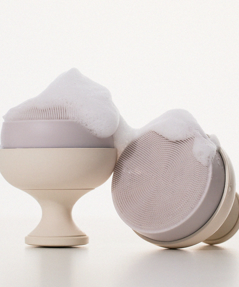 XOUL Silky Smoothing Cleansing Ball avec mousse blanche, design élégant et moderne, idéal pour un nettoyage doux et efficace.