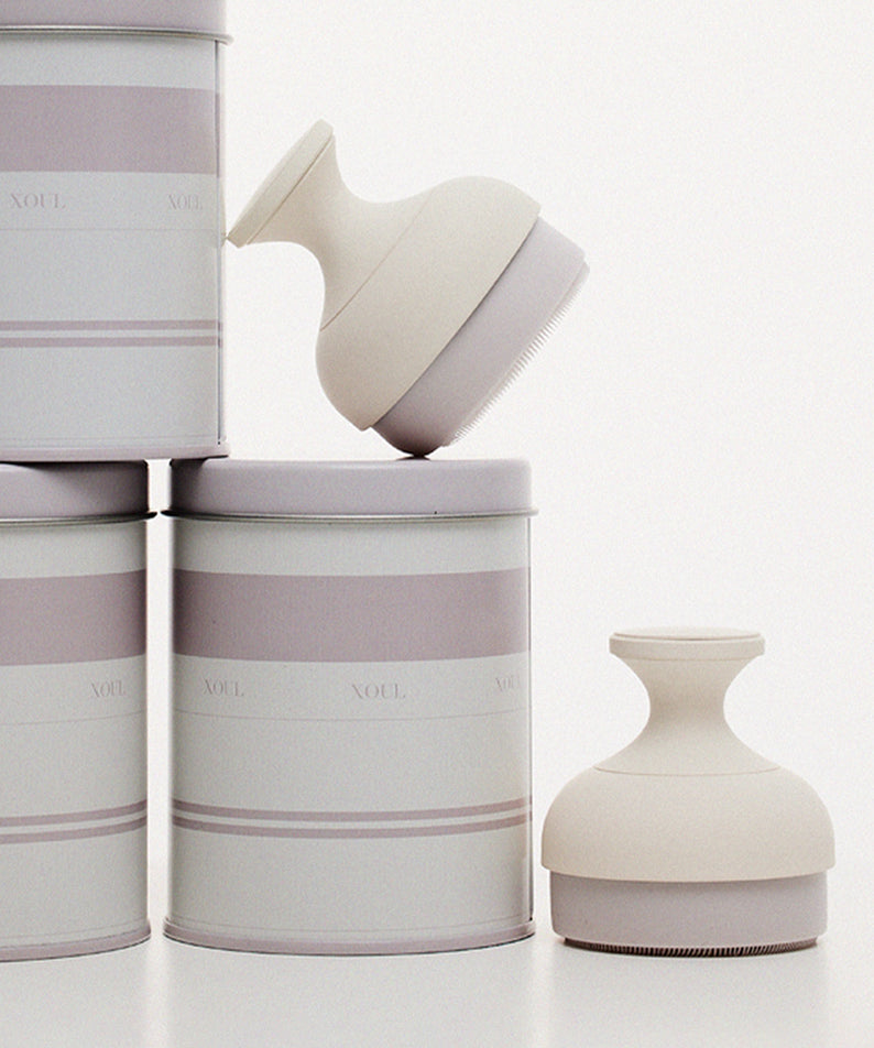 Emballages du XOUL Silky Smoothing Cleansing Ball en exposition, design élégant et moderne.