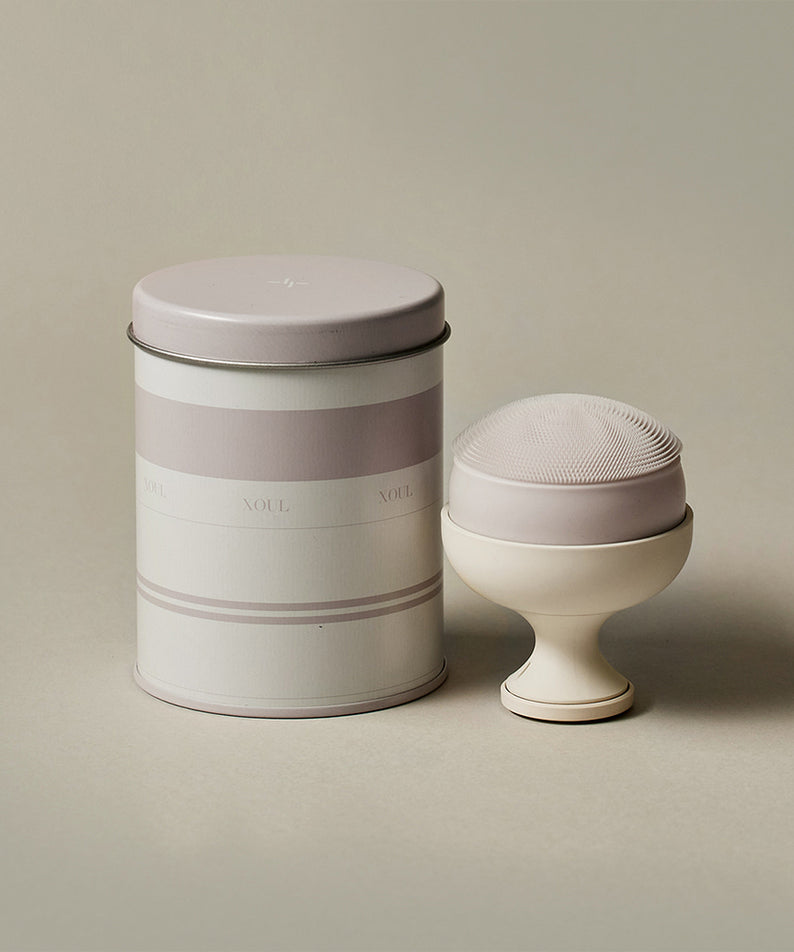 XOUL Silky Smoothing Cleansing Ball à côté de son emballage. Soin visage doux et efficace pour une peau lisse et éclatante.