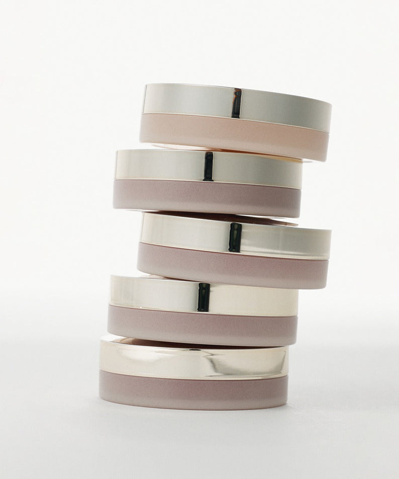 Cinq baumes à lèvres empilés, XOUL Ever Moist Volume Lip Balm 8g, design élégant et moderne en argent et rose.