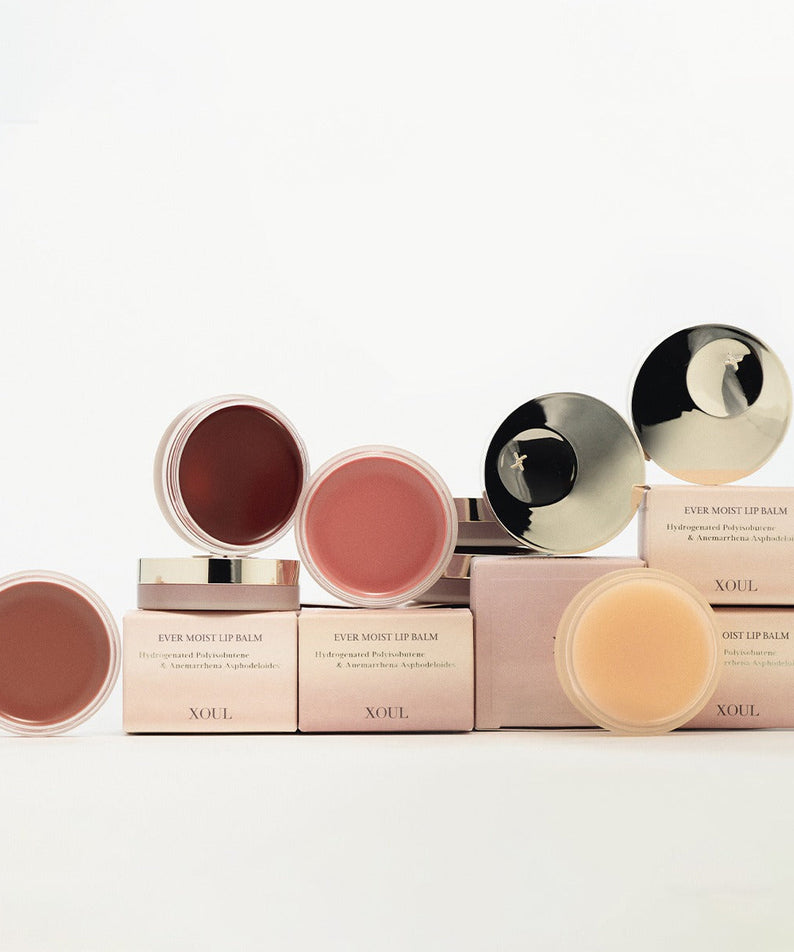 Baume à lèvres XOUL Ever Moist Volume Lip Balm 8g en exposition, hydratant et volumisant, avec plusieurs teintes élégantes.