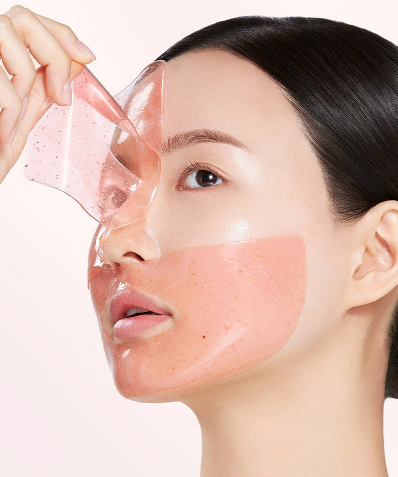 Femme appliquant le masque ISOI Brightening Gel Mask 29g 1 sheet, 5 pieces sur le visage pour un teint éclatant.