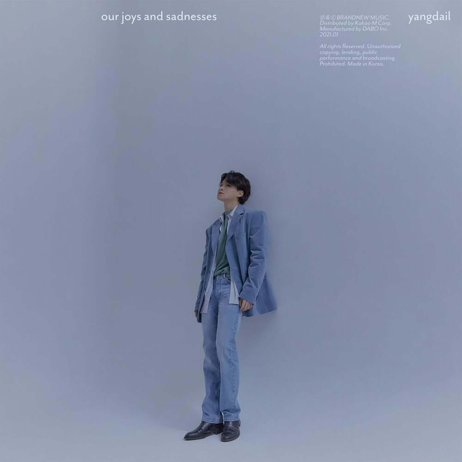 YANG DA IL - 2nd Album [our joys and sadnesses] - Album Kpop : cover bleu minimaliste avec membre YANGDAIL en studio