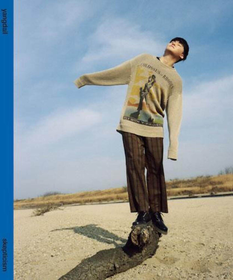 YANG DA IL - EP3rd Album [SKEPTICISM] - Album Kpop, couverture avec YANG DA IL en extérieur, ciel bleu et tenue stylée