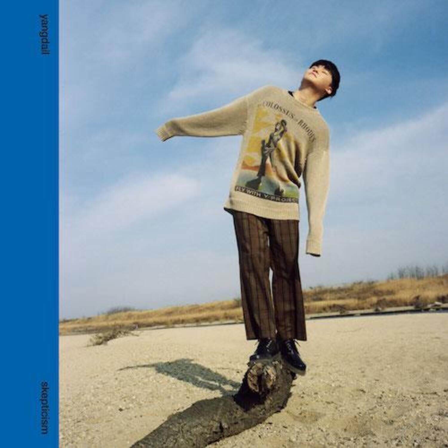 YANG DA IL - EP3rd Album [SKEPTICISM] - Album Kpop, couverture avec YANG DA IL en extérieur, ciel bleu et tenue stylée