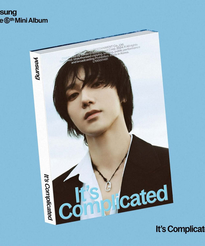 YESUNG - 6th Album [It’s Complicated] (Feelings Ver.) - Album Kpop : pochette avec portrait de Yesung sur fond bleu clair.