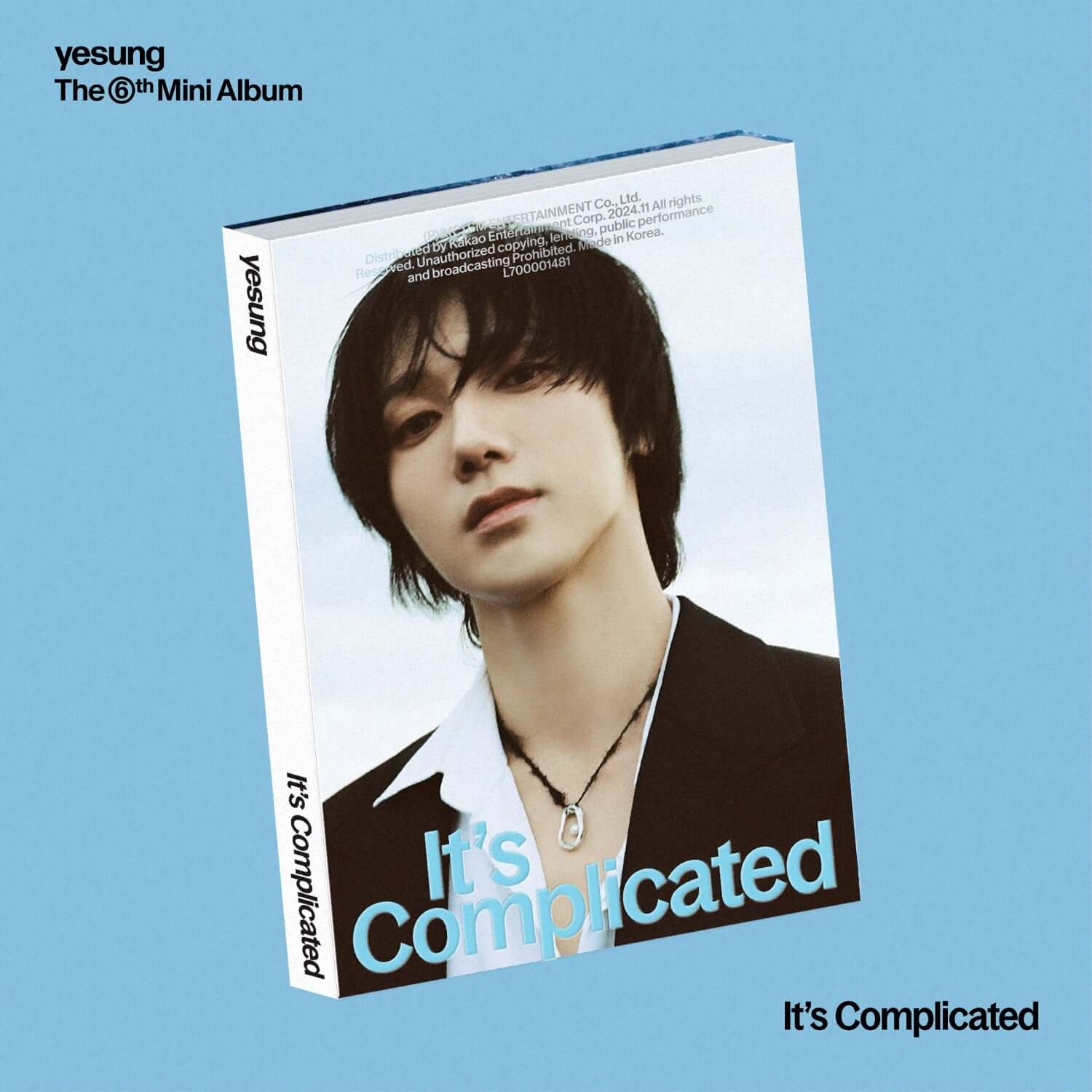 YESUNG - 6th Album [It’s Complicated] (Feelings Ver.) - Album Kpop : pochette avec portrait de Yesung sur fond bleu clair.