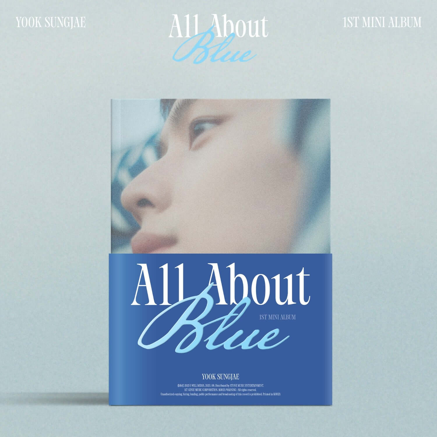 YOOK SUNGJAE - [All About Blue] - Album Kpop : pochette bleue avec portrait en gros plan, style pop coréen.