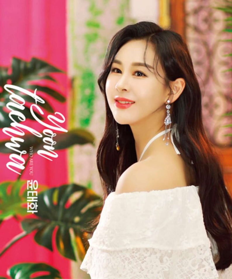 YOON TAEHWA - Who are you (1CD) - Album Kpop : photo de la chanteuse, décor tropical coloré, tenue blanche