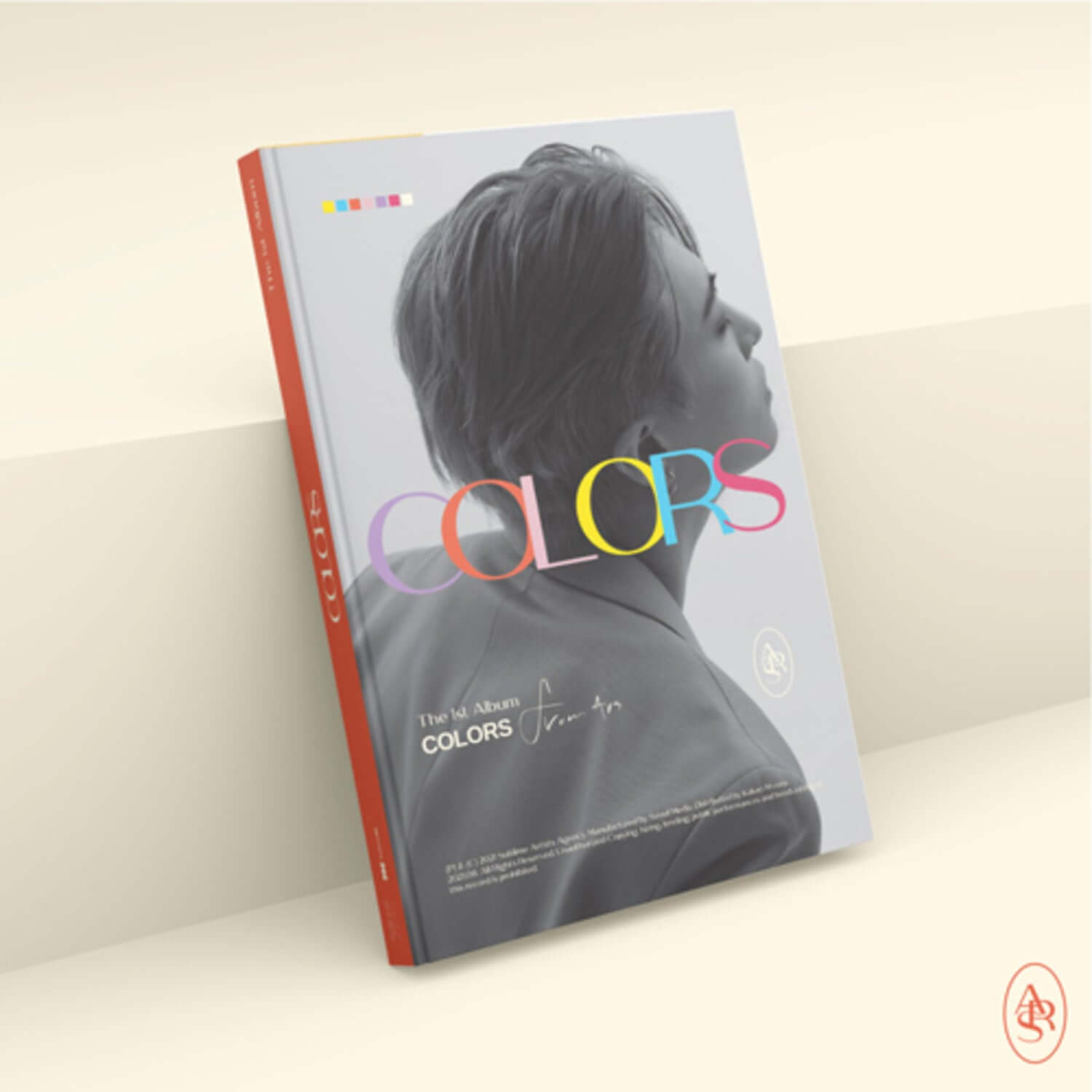 YOUNGJAE - 1st Album [OLORS from Ars] Ver. A - Album Kpop, couverture photo stylée jeune homme, design COLORS.
