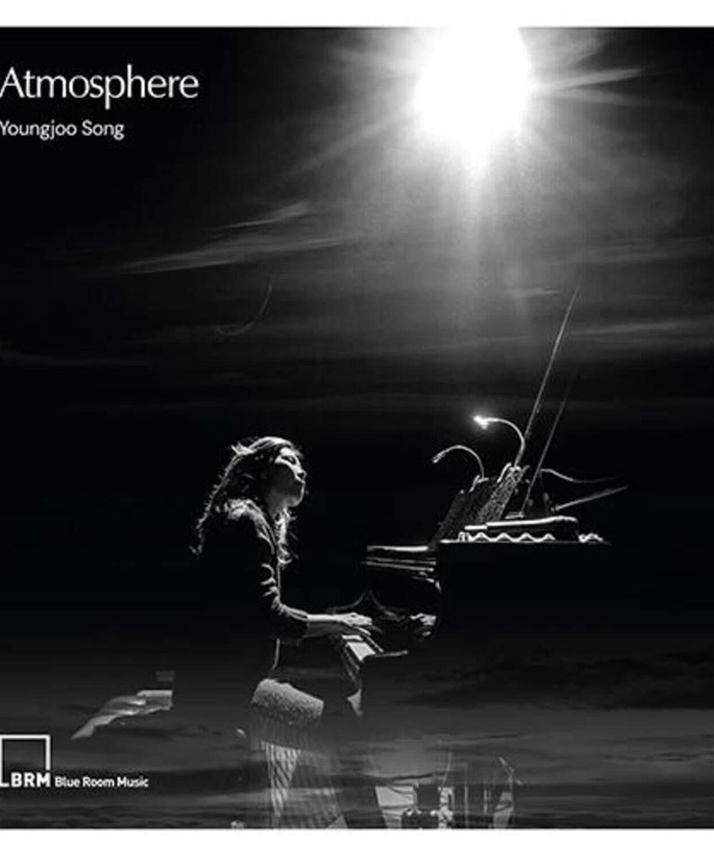 YOUNGJOO SONG - 10th Album [Atmosphere] - Album Kpop : pochette sombre avec Youngjoo Song au piano, ambiance lumineuse.