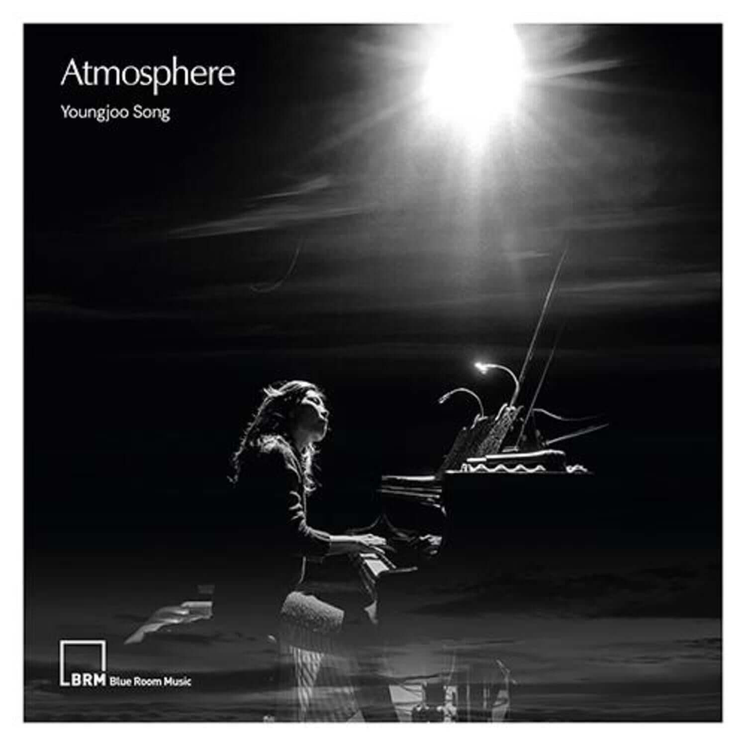 YOUNGJOO SONG - 10th Album [Atmosphere] - Album Kpop : pochette sombre avec Youngjoo Song au piano, ambiance lumineuse.