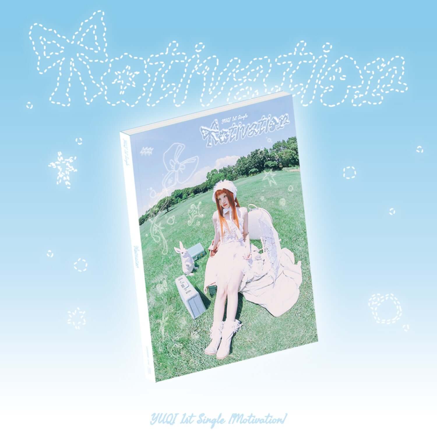YUQI - 1st Single [Motivation] - Album Kpop YUQI, pochette sur fond bleu ciel, herbe verte et motifs neigeux