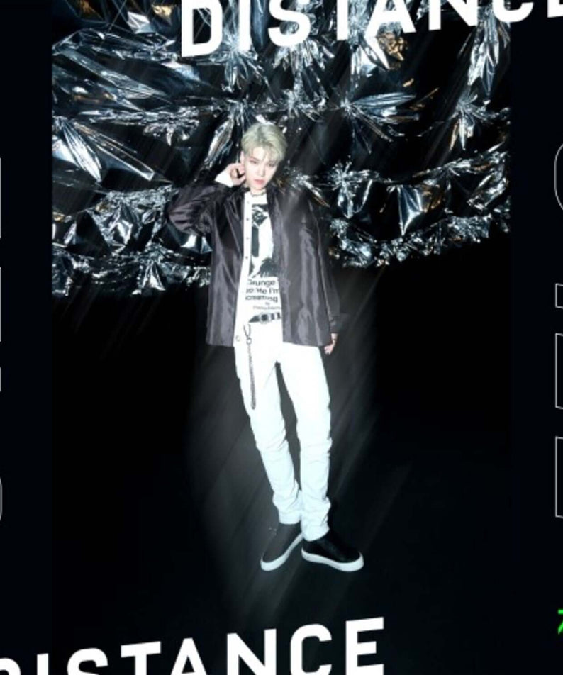 ZELO - 1st Album [DISTANCE] (Standard) - Album Kpop : visuel sombre du chanteur ZELO devant décor “DISTANCE”