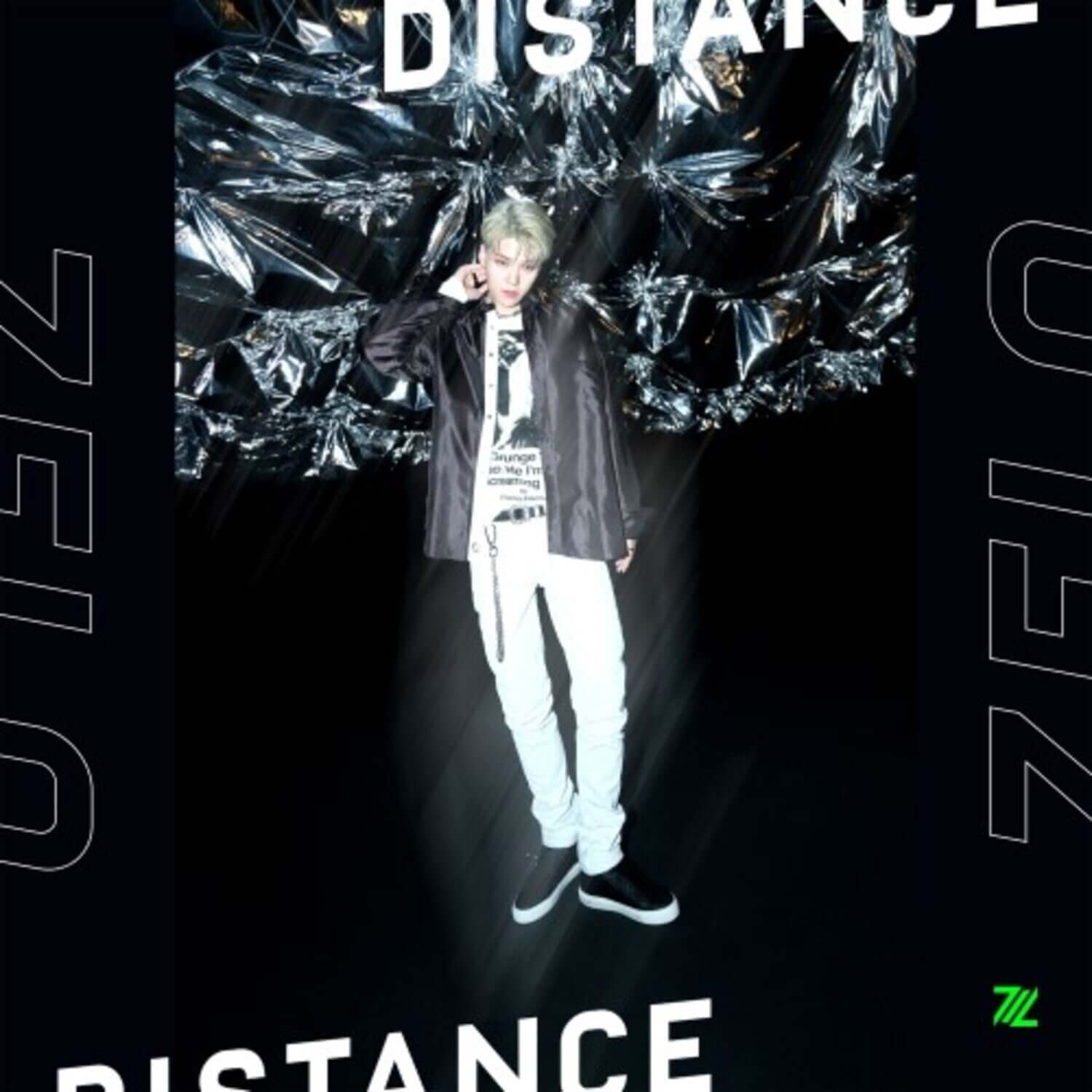 ZELO - 1st Album [DISTANCE] (Standard) - Album Kpop : visuel sombre du chanteur ZELO devant décor “DISTANCE”