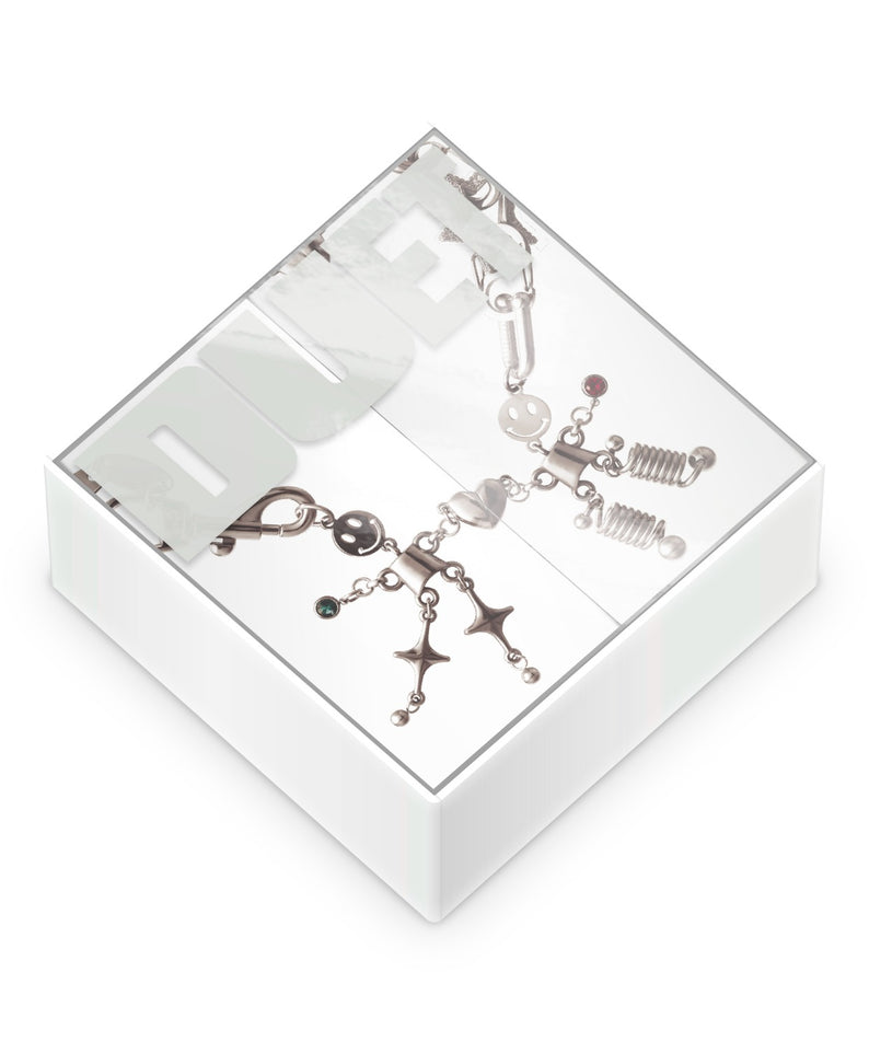 ZICO - DUET (Merch Ver.) - Album Kpop : coffret merch de ZICO, bijoux et breloques sur fond blanc, vue produit