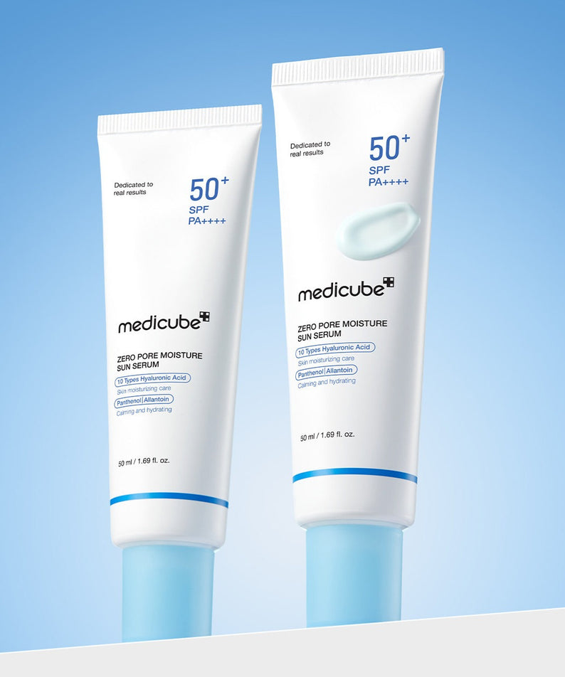 Deux tubes de MEDICUBE Zero Pore Moisture Sun Serum 50ml sur fond bleu avec SPF 50+.