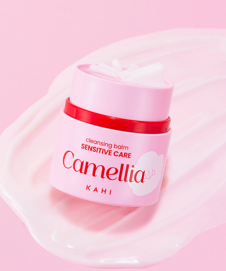 KAHI Cleansing Balm Sensitive Care 50ml sur fond rose, produit de soin pour peau sensible, pot rose et design élégant.