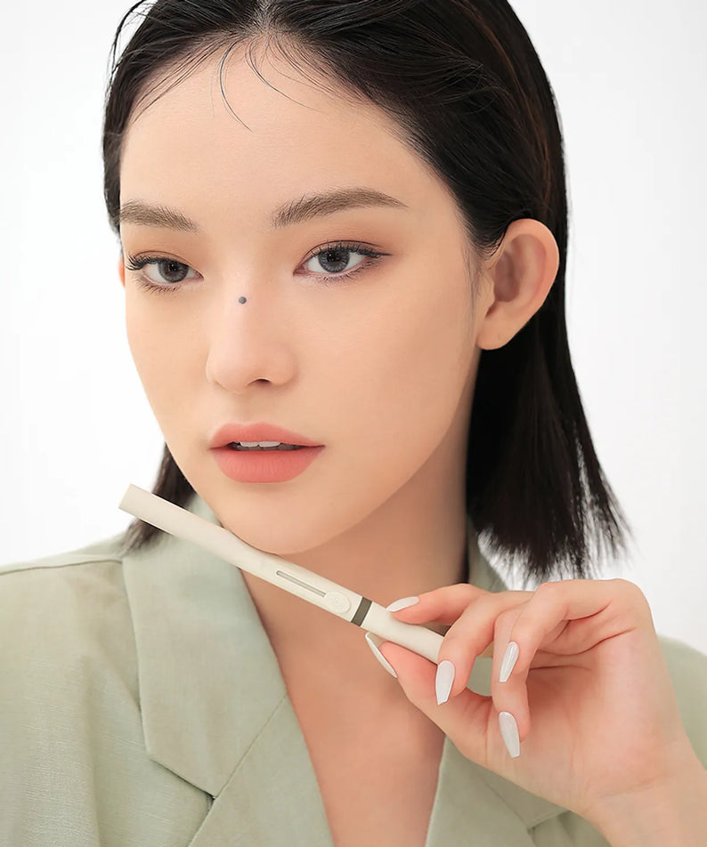 3CE Easy Brow Designing Pencil, maquillage des sourcils: modèle applique le crayon en studio, fond clair, marque 3CE