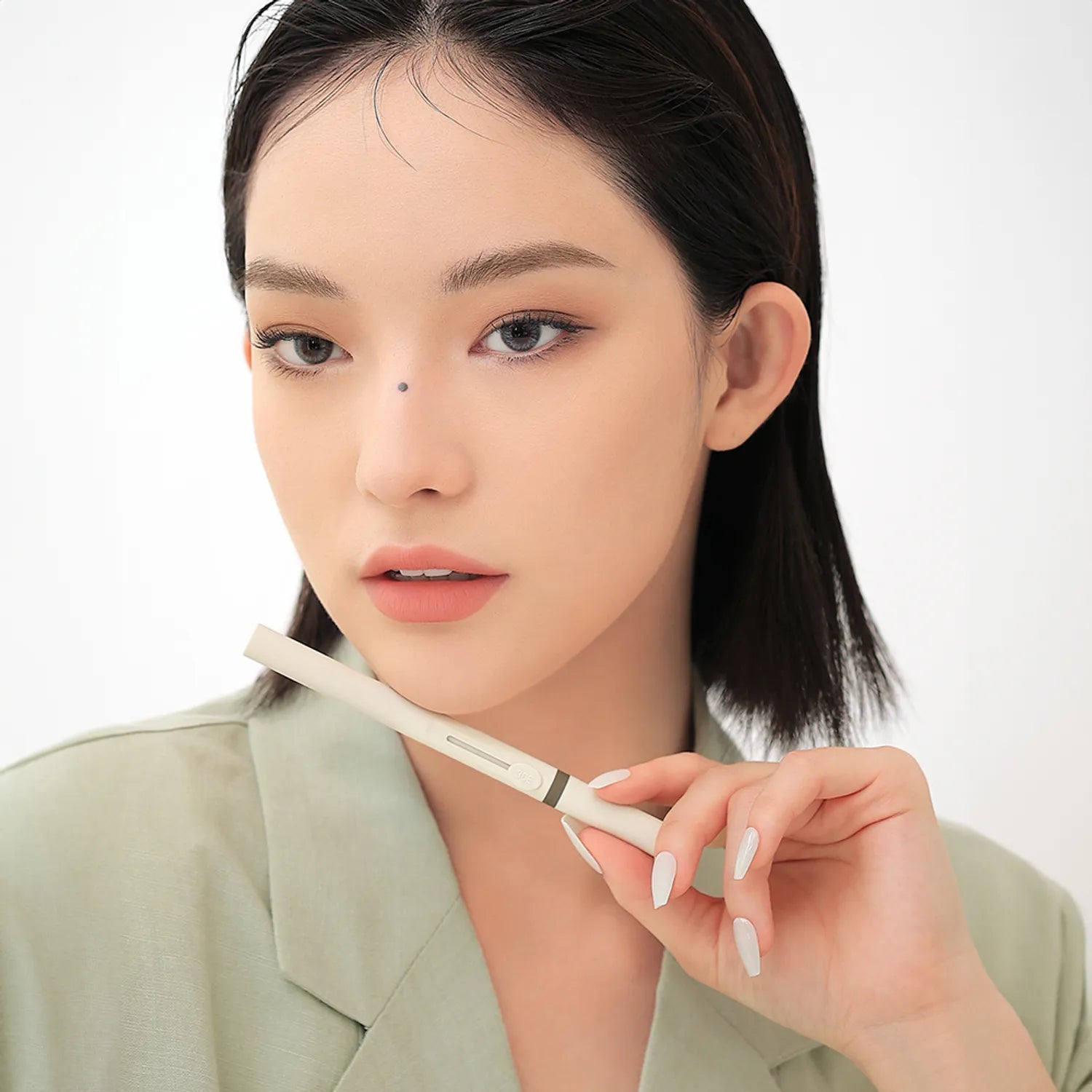 3CE Easy Brow Designing Pencil, maquillage des sourcils: modèle applique le crayon en studio, fond clair, marque 3CE