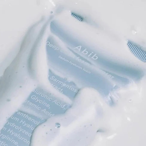 ABIB Deep Clean Foam Cleanser Sedum Hyaluron Foam 150ml, mousse blanche sur fond bleu pastel, packaging ABIB.