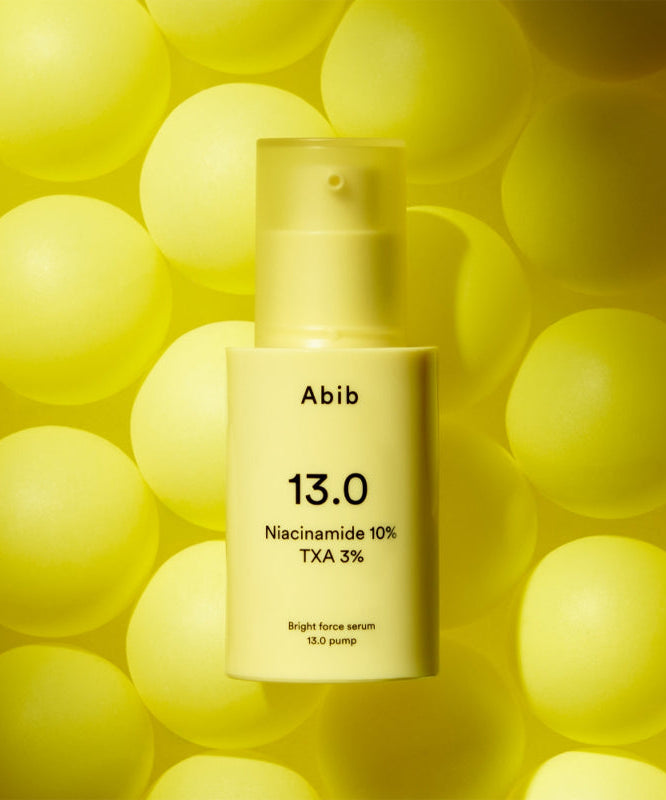 Sérum ABIB Bright Force 13.0 Pump 30ml avec niacinamide et TXA sur fond lumineux jaune