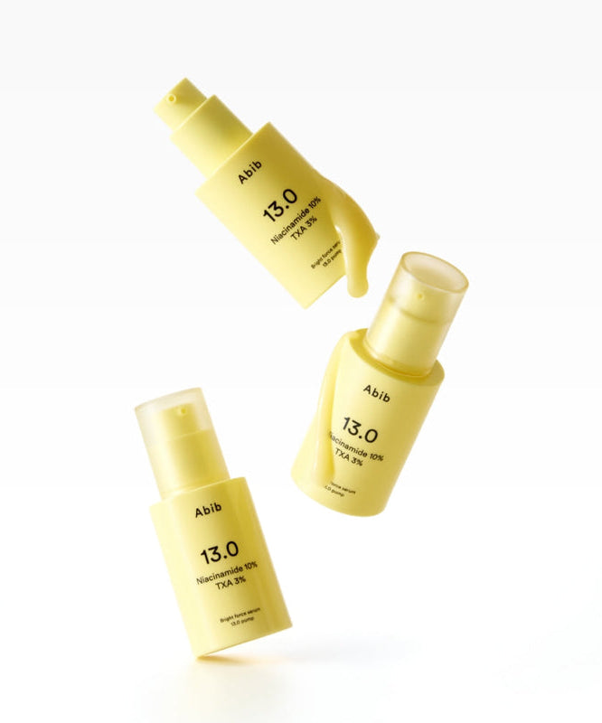 ABIB Bright Force Serum 13.0 Pump 30ml en flacons jaunes en lévitation.