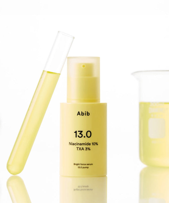ABIB Bright Force Serum 13.0 Pump 30ml avec niacinamide et TXA, flacon de 30ml et tube de laboratoire, soin éclat peau.