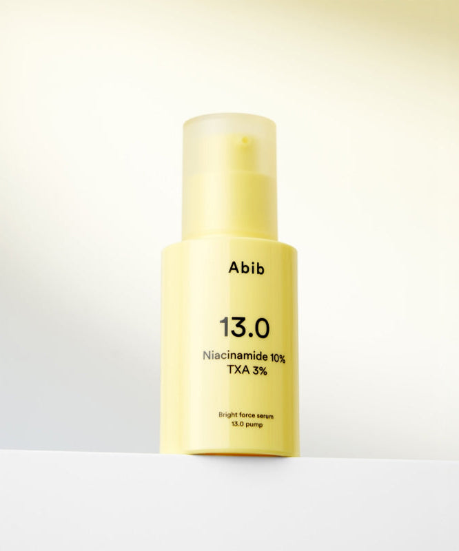 Flacon ABIB Bright Force Serum 13.0 Pump 30ml avec niacinamide, sur fond lumineux, soins de la peau, sérum éclat visage.