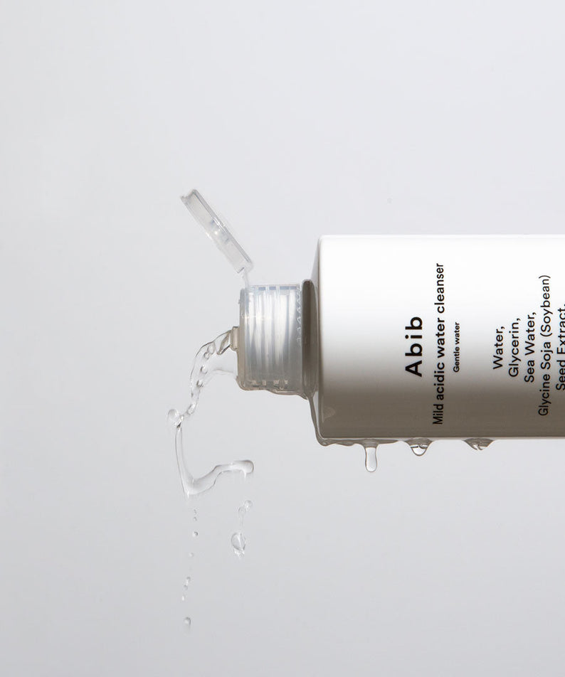 ABIB Mild Acidic Water Cleanser Gentle Water 250ml de la marque ABIB, flacon avec eau, fond clair, gouttes.