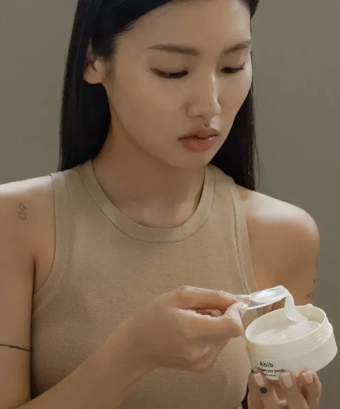 Décris l'image en français : ABIB Collagen Eye Patch Jericho Rose Jelly 90g, patches sous sachet, femme aux yeux, soin beauté.