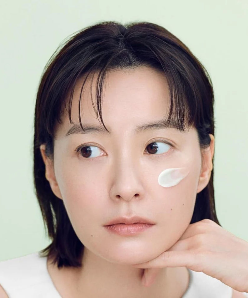 ABIB Heartleaf Crème Calming Tube 75ml sur fond clair, produit de la marque ABIB, visage appliquant une crème apaisante.