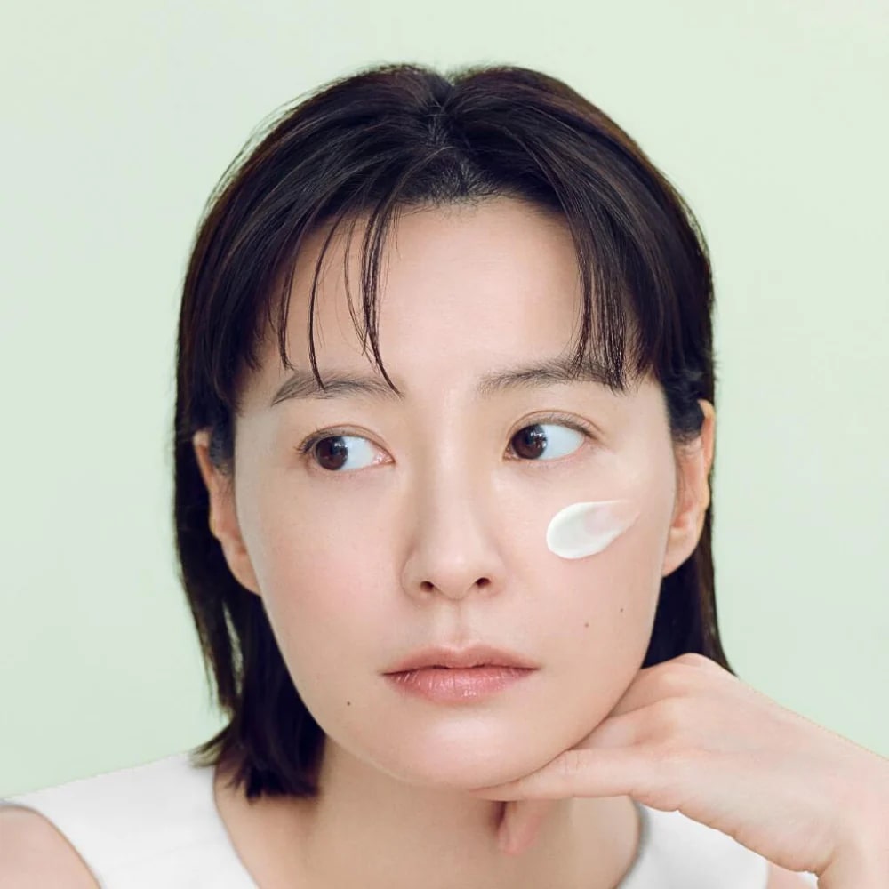 ABIB Heartleaf Crème Calming Tube 75ml sur fond clair, produit de la marque ABIB, visage appliquant une crème apaisante.