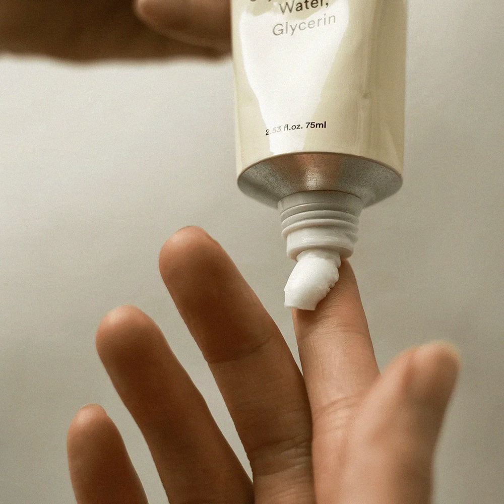 ABIB Jericho Rose Crème Nutrition Tube 75ml, crème rose en tube, photo macro sur main, ambiance salle de bain.