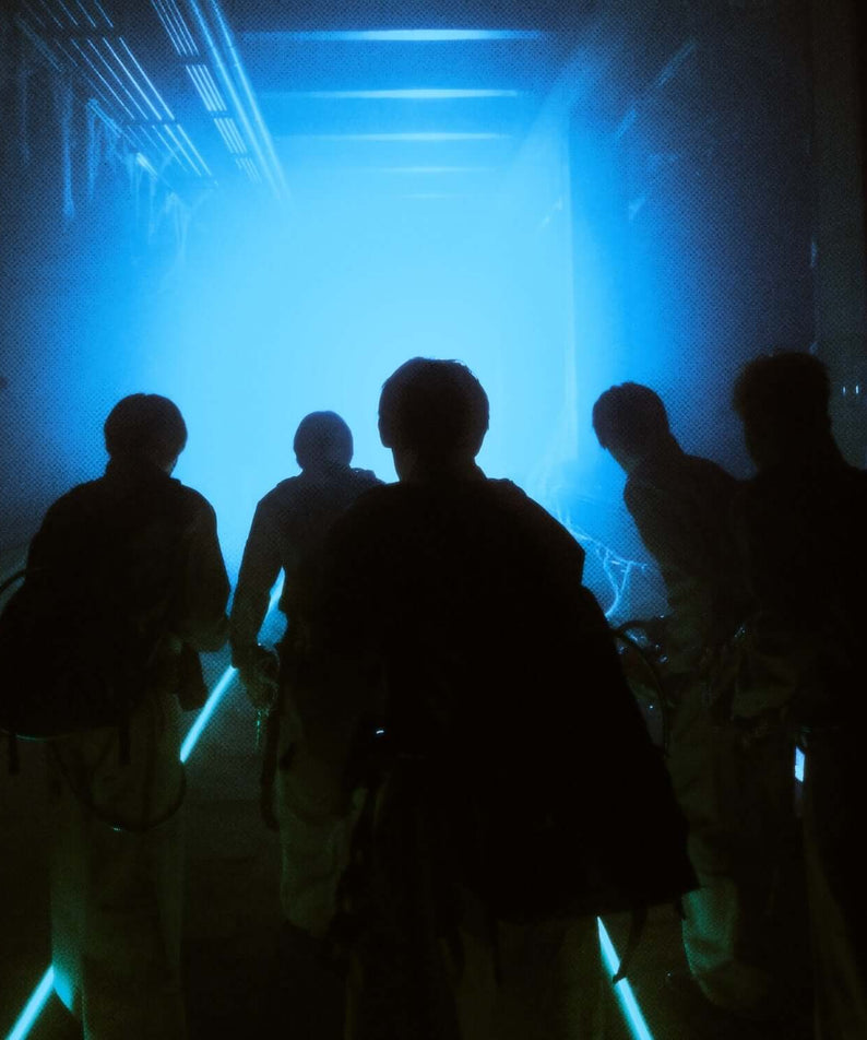 AM8IC - LUKOIE (CASE FILES Ver.) - Album Kpop : scène live blue, silhouette du groupe, ambiance Kpop de la marque AM8IC
