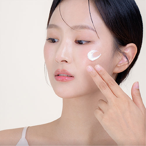 Femme appliquant POESÍA Ceramide 3 Liposome Intensive Skin Barrier Cream 48ml sur son visage.