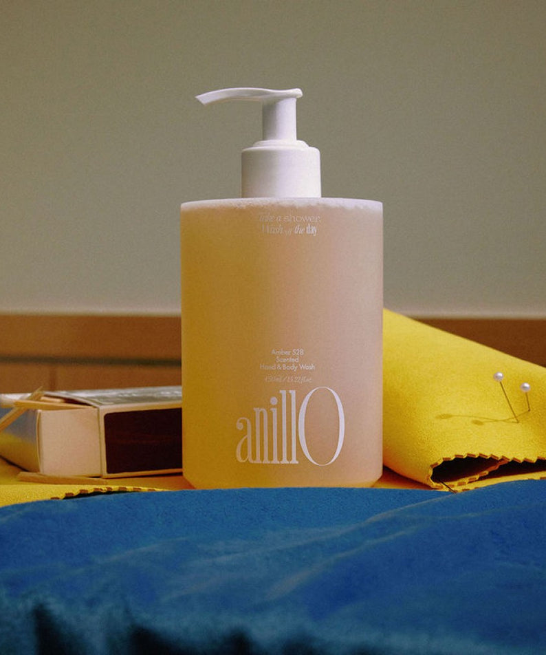 Décris l'image en français en mentionnant le produit, la marque et le contexte visuel. ANILLO Amber528 Scented Hand & Body Wash 450ml
