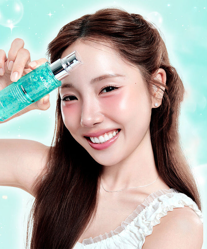 ANUA PDRN Hyaluronic Acid Moisture Capsule Mist 100ml tenue par une femme souriante avec fond turquoise