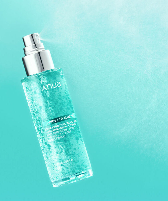 ANUA PDRN Hyaluronic Acid Moisture Capsule Mist 100ml en vaporisation sur fond turquoise, produit hydratant innovant.