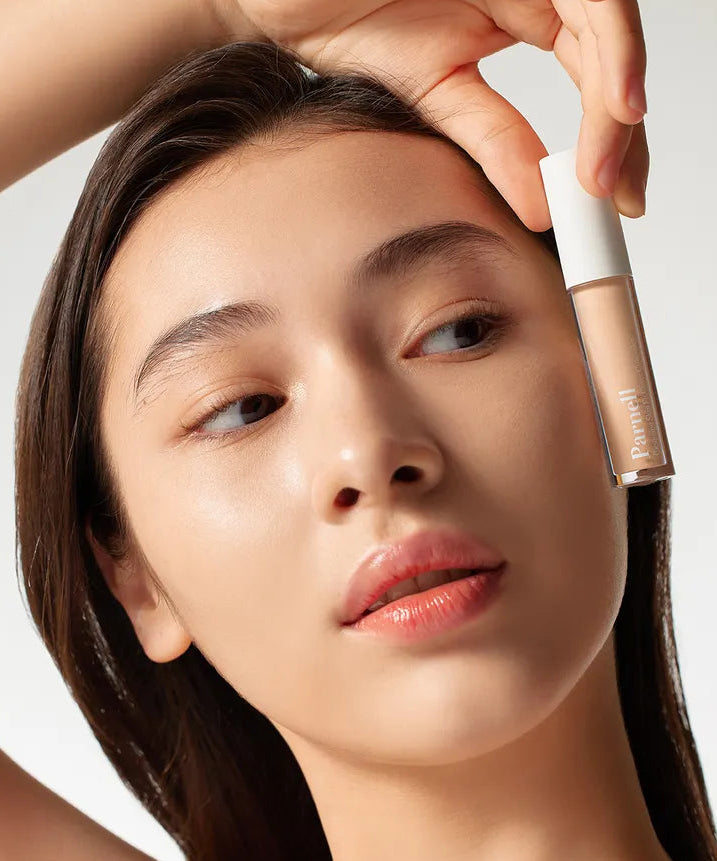 PARNELL Cicamanu Skin Fit Cover Concealer, la marque applique au pinceau sur le visage en gros plan, peau lumineuse.