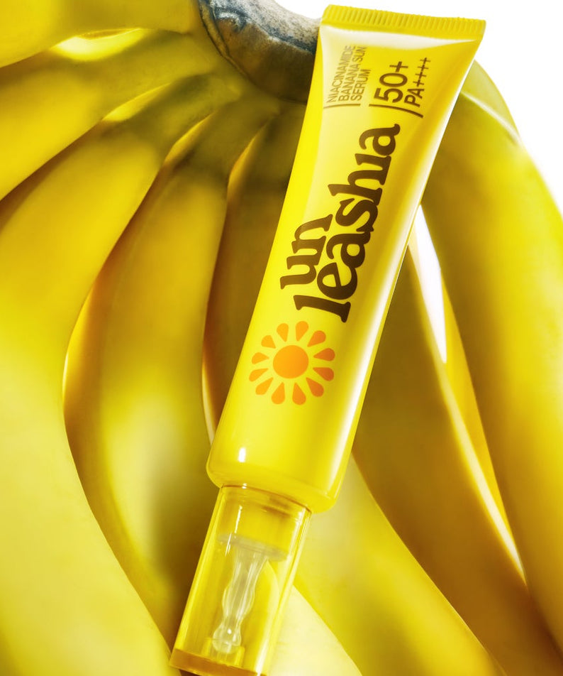 Sérum solaire UNLEASHIA Niacinamide Banana Sun Serum 40ml avec bananes en arrière-plan, protection solaire vitaminée.