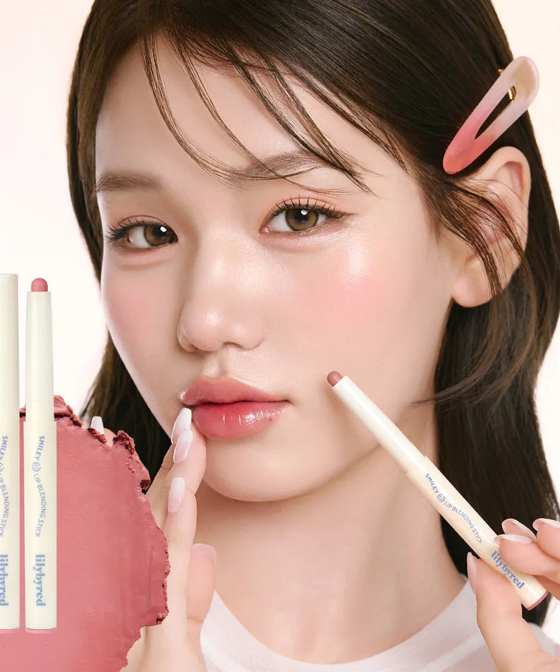 LILYBYRED Smiley Lip Blending Stick, marque LILYBYRED, maquillage lèvres; modèle sourit en gros plan, fond clair.
